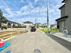 東側に面した道路があり静かな環境です。穏やかな風が心地よく通り、快適な生活空間を演出。周辺環境も充実し、安心して暮らせる場所です。