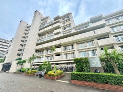 緑豊かな立地に佇むマンション。自然と調和した穏やかな暮らしを提供します。