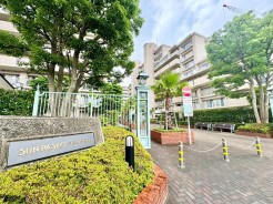 マンションへのアプローチは開放感あふれ、自然と都会の融合が感じられる佇まいとなっています。広がる空と緑が迎え、心地よい暮らしの扉を開きます。
