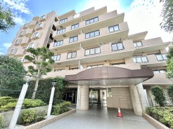 都会の喧騒を忘れさせる、緑豊かな立地に佇むマンション。自然と調和した穏やかな暮らしを提供します。