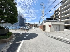 閑静な住宅街に囲まれた立地です。