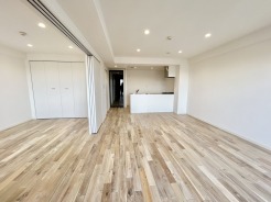 LDKの引き戸を開放すると、広々とした約20帖の空間が広がります。自然光が豊富に差し込み、開放感あふれるリビング・ダイニング・キッチンの一体感を体感。家族や友人との時間をゆったりと過ごせる、心地よい生活空間が広がります。
