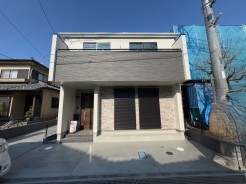 調和のとれた色合いが洗練された雰囲気を演出。メンテナンスが容易な素材で、長く美しい外観を保ちます。落ち着いた雰囲気と快適な暮らしを提供します。
