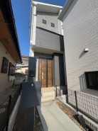 1号棟：
洗練されたモダンな外観はシックで高級感のある雰囲気が演出され、周囲の環境と対比を生み出します。都会的でスタイリッシュな住まいを実現出来ます。
