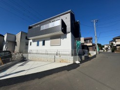 材質の違いと配色でコントラストが映えるツートンカラーの外観に。周囲の風景に溶け込みながらも存在感を放ちます。
