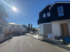 東側に面した道路があり自然光が豊富で明るい環境。穏やかな風が心地よく通り、快適な生活空間を演出。周辺環境も充実し、安心して暮らせる場所です。
