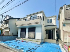周囲と調和した外観デザイン。建物の両隣との統一感があり、街並みに溶け込む美しい佇まいです。環境に配慮したデザインで、地域の景観を損なわずに、快適な住環境を提供します。
