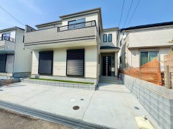 調和のとれた色合いが洗練された雰囲気を演出。メンテナンスが容易な素材で、長く美しい外観を保ちます。落ち着いた雰囲気と快適な暮らしを提供します。
