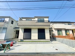 材質の違いと配色でコントラストが映えるツートンカラーの外観に。周囲の風景に溶け込みながらも存在感を放ちます。
