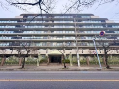 都会の喧騒を忘れさせる、緑豊かな立地に佇むマンション。自然と調和した穏やかな暮らしを提供します。
