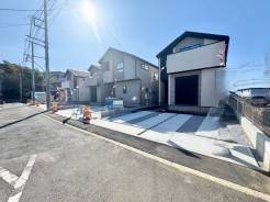 緑に囲まれた住宅地。豊かな自然が庭先を彩り、心地よい風が吹き抜ける。穏やかな暮らしが実現出来ます。
