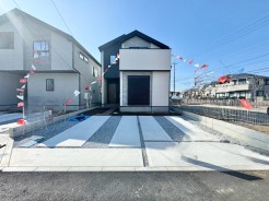 洗練されたモダンな外観はシックで高級感のある雰囲気が演出され、周囲の環境と対比を生み出します。都会的でスタイリッシュな住まいを実現出来ます。
