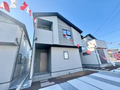 洗練されたモダンな外観はシックで高級感のある雰囲気が演出され、周囲の環境と対比を生み出します。都会的でスタイリッシュな住まいを実現出来ます。
