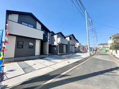 東側に面した道路があり自然光が豊富で明るい環境。穏やかな風が心地よく通り、快適な生活空間を演出。周辺環境も充実し、安心して暮らせる場所です。
