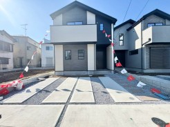材質の違いと配色でコントラストが映えるツートンカラーの外観に。周囲の風景に溶け込みながらも存在感を放ちます。
