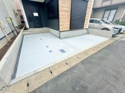 東側に面した道路があり自然光が豊富で明るい環境。穏やかな風が心地よく通り、快適な生活空間を演出。周辺環境も充実し、安心して暮らせる場所です。
