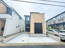 1号棟：
周囲と調和した外観デザイン。建物の両隣との統一感があり、街並みに溶け込む美しい佇まいです。環境に配慮したデザインで、地域の景観を損なわずに、快適な住環境を提供します。
