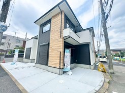 調和のとれた色合いが洗練された雰囲気を演出。メンテナンスが容易な素材で、長く美しい外観を保ちます。落ち着いた雰囲気と快適な暮らしを提供します。
