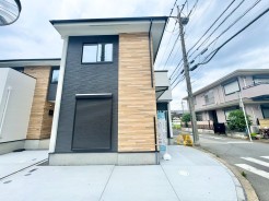 材質の違いと配色でコントラストが映えるツートンカラーの外観に。周囲の風景に溶け込みながらも存在感を放ちます。
