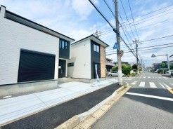 南側に面した道路があり自然光が豊富で明るい環境。穏やかな風が心地よく通り、快適な生活空間を演出。周辺環境も充実し、安心して暮らせる場所です。
