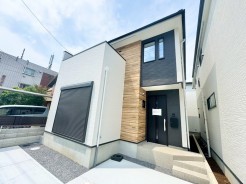調和のとれた色合いが洗練された雰囲気を演出。メンテナンスが容易な素材で、長く美しい外観を保ちます。落ち着いた雰囲気と快適な暮らしを提供します。
