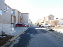 北側に面した道路があり静かな環境です。穏やかな風が心地よく通り、快適な生活空間を演出。周辺環境も充実し、安心して暮らせる場所です。