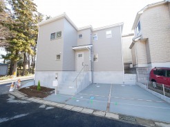 緑に囲まれた住宅地。豊かな自然が庭先を彩り、心地よい風が吹き抜ける。穏やかな暮らしが実現出来ます。

