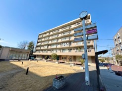 ゆったりとした広場が魅力の開放的な住環境！
敷地内には公園も完備。
穏やかな暮らしを叶えるマンションライフが可能です！