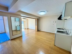 DKの引き戸を開放すると、約15.5帖の空間が広がります。自然光が豊富に差し込み、開放感あふれるリビング・ダイニング・キッチンの一体感を体感。家族や友人との時間をゆったりと過ごせる、心地よい生活空間が広がります。
