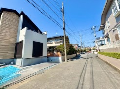 東側に面した道路があり自然光が豊富で明るい環境。穏やかな風が心地よく通り、快適な生活空間を演出。周辺環境も充実し、安心して暮らせる場所です。
