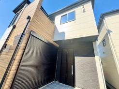 材質の違いと配色でコントラストが映えるツートンカラーの外観に。周囲の風景に溶け込みながらも存在感を放ちます。
