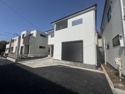 周囲と調和した外観デザイン。建物の両隣との統一感があり、街並みに溶け込む美しい佇まいです。環境に配慮したデザインで、地域の景観を損なわずに、快適な住環境を提供します。
