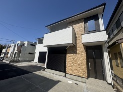 周囲と調和した外観デザイン。建物の両隣との統一感があり、街並みに溶け込む美しい佇まいです。環境に配慮したデザインで、地域の景観を損なわずに、快適な住環境を提供します。
