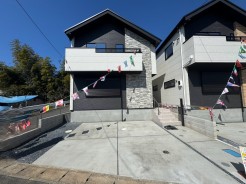 洗練されたモダンな外観はシックで高級感のある雰囲気が演出され、周囲の環境と対比を生み出します。都会的でスタイリッシュな住まいを実現出来ます。
