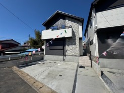 調和のとれた色合いが洗練された雰囲気を演出。メンテナンスが容易な素材で、長く美しい外観を保ちます。落ち着いた雰囲気と快適な暮らしを提供します。
