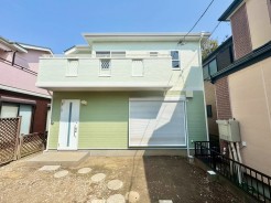 開放的な住宅街で庭スペースも確保。暮らしやすい環境が整っている立地です。
