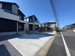 東側に面した道路があり自然光が豊富で明るい環境。穏やかな風が心地よく通り、快適な生活空間を演出。周辺環境も充実し、安心して暮らせる場所です。
