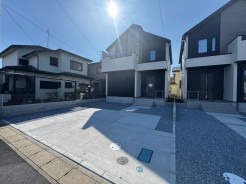 洗練されたモダンな外観はシックで高級感のある雰囲気が演出され、周囲の環境と対比を生み出します。都会的でスタイリッシュな住まいを実現出来ます。
