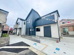 材質の違いと配色でコントラストが映えるツートンカラーの外観に。周囲の風景に溶け込みながらも存在感を放ちます。
