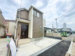 周囲と調和した外観デザイン。建物の両隣との統一感があり、街並みに溶け込む美しい佇まいです。環境に配慮したデザインで、地域の景観を損なわずに、快適な住環境を提供します。
