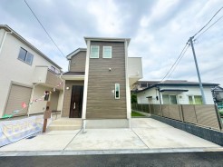 洗練されたモダンな外観はシックで高級感があり、周囲の環境と対比を生み出します。都会的でスタイリッシュな雰囲気が存在感を放ちます。
