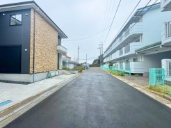 北側に面した道路があり静かな環境です。穏やかな風が心地よく通り、快適な生活空間を演出。周辺環境も充実し、安心して暮らせる場所です。
