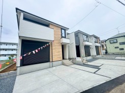 周囲と調和した外観デザイン。建物の両隣との統一感があり、街並みに溶け込む美しい佇まいです。環境に配慮したデザインで、地域の景観を損なわずに、快適な住環境を提供します。
