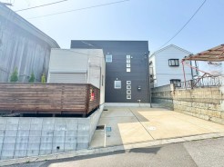 コントラストが映えるツートンカラーの外観は周囲の風景に溶け込みながらも存在感を放ちます。
