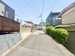 東側に面した道路があり自然光が豊富で明るい環境。穏やかな風が心地よく通り、快適な生活空間を演出。周辺環境も充実し、安心して暮らせる場所です。

