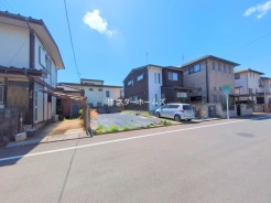 北側に面した道路があり静かな環境です。穏やかな風が心地よく通り、快適な生活空間を演出。周辺環境も充実し、安心して暮らせる場所です。
