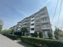 緑豊かな立地に佇むマンション。自然と調和した穏やかな暮らしを提供します。
