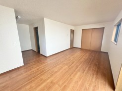 明るい色味のフローリングが広がるLDK。3面採光で明るく開放感あふれる空間。和室の扉を開けるとさらに広々としたリラックスできる空間が広がります。
