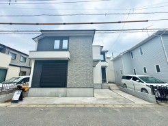 調和のとれた色合いが洗練された雰囲気を演出。メンテナンスが容易な素材で、長く美しい外観を保ちます。落ち着いた雰囲気と快適な暮らしを提供します。

