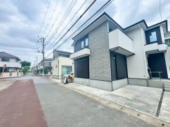 西側に面した道路があり自然光が豊富で明るい環境。穏やかな風が心地よく通り、快適な生活空間を演出。周辺環境も充実し、安心して暮らせる場所です。
